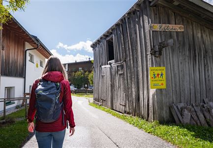 Hofladenrunde Leutasch - Frau vor Wirtseppeler Hof.jpg